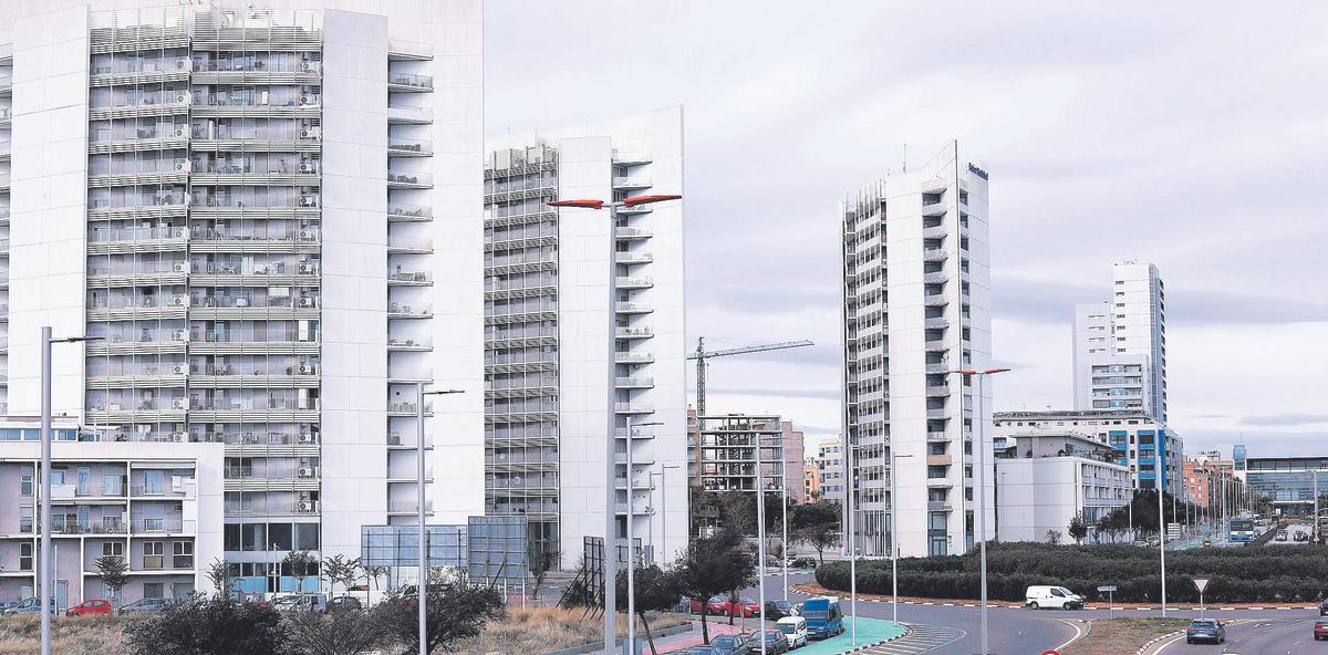 Edificios de viviendas en Parc Central de Torrent con la estación de metro al fondo a la derecha.