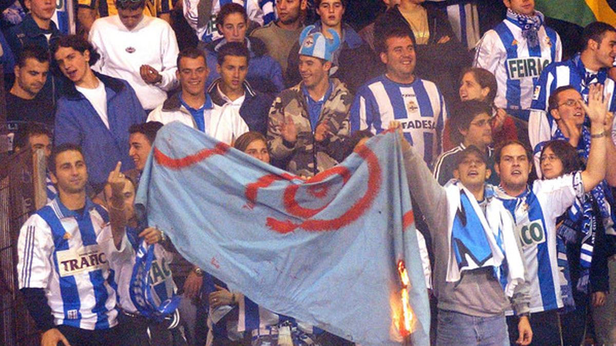 Aficionados del grupo radical Riazor Blues queman una bandera durante un partido, en octubre del 2003.