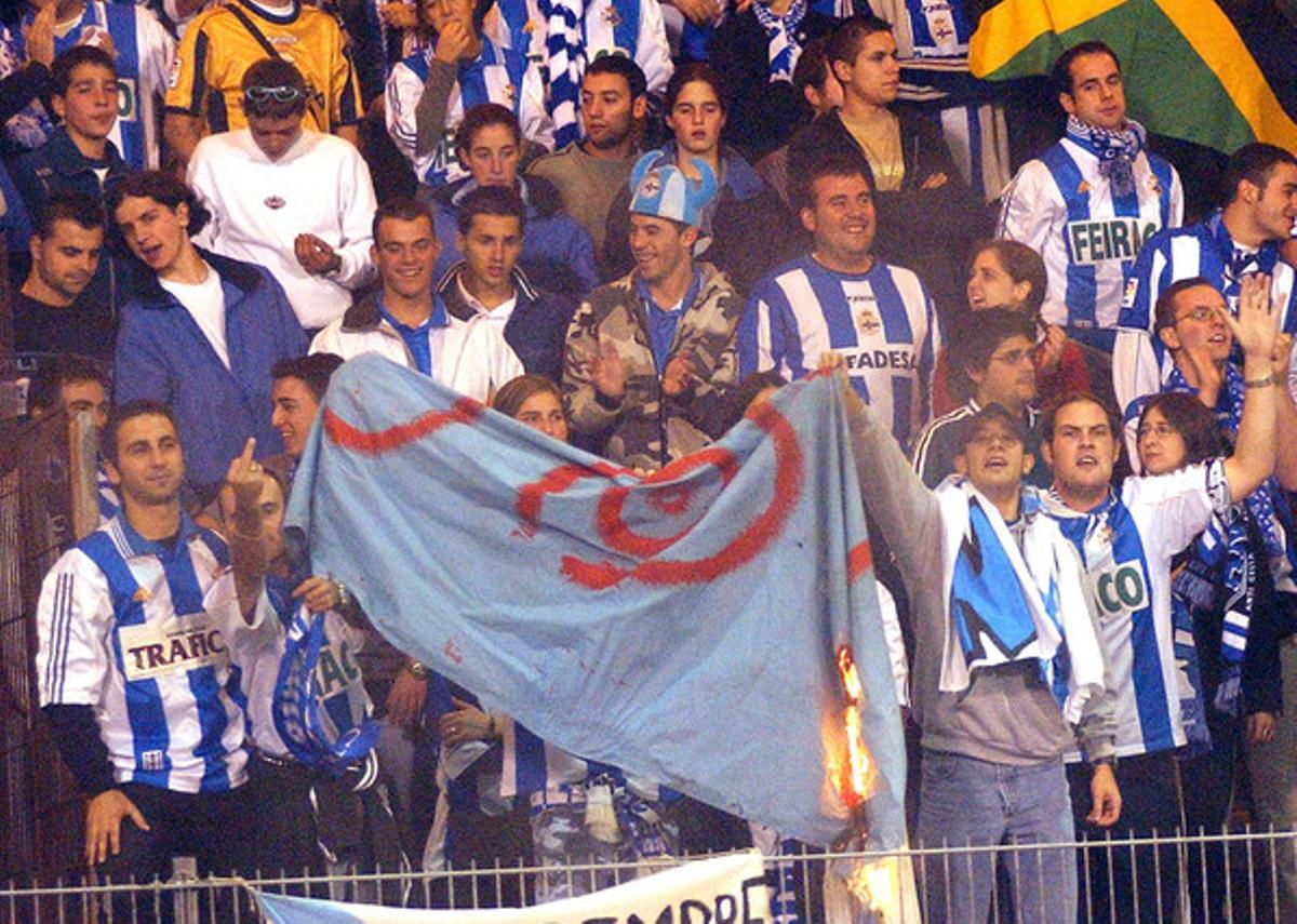 Aficionats del grup radical Riazor Blues cremen una bandera durant un partit, l’octubre del 2003. Aficionats del grup radical Riazor Blues cremen una bandera durant un partit, l’octubre del 2003.