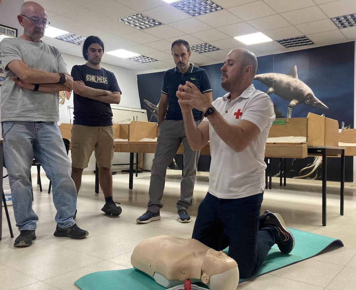 Cruz Roja imparte un curso al personal del Museo Paleontológico de Elche sobre primeros auxilios