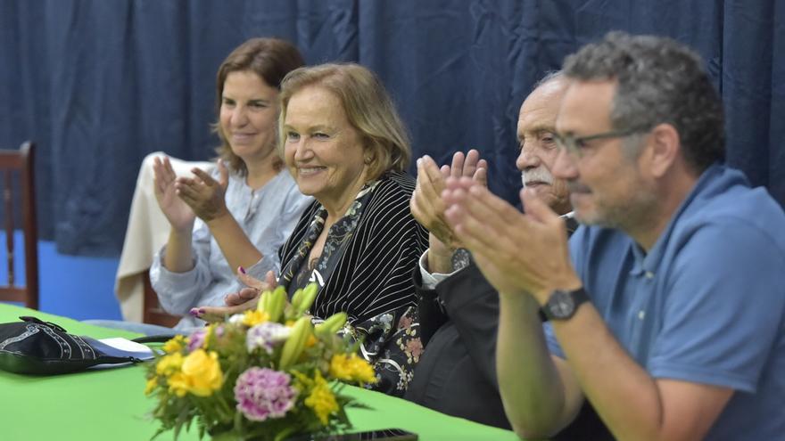 Pino Oliva, la boticaria de Jinámar, recibe un homenaje por parte de sus vecinos