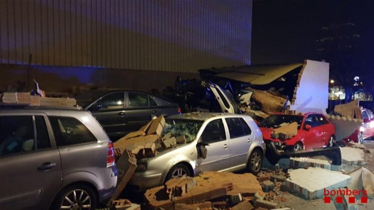 En Terrassa, el viento provocó la caída de un muro de una nave industrial sobre cuatro vehículos estacionados.