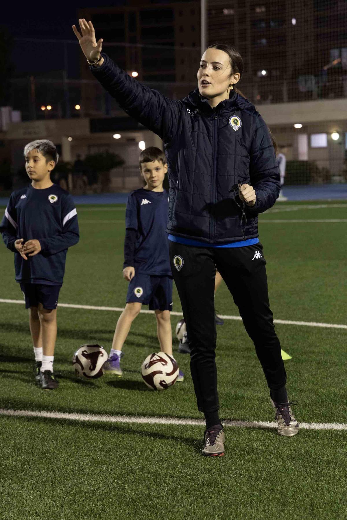 La otra forma de enseñar fútbol: Celia Camarasa, entrenadora de los benjamines del Hércules