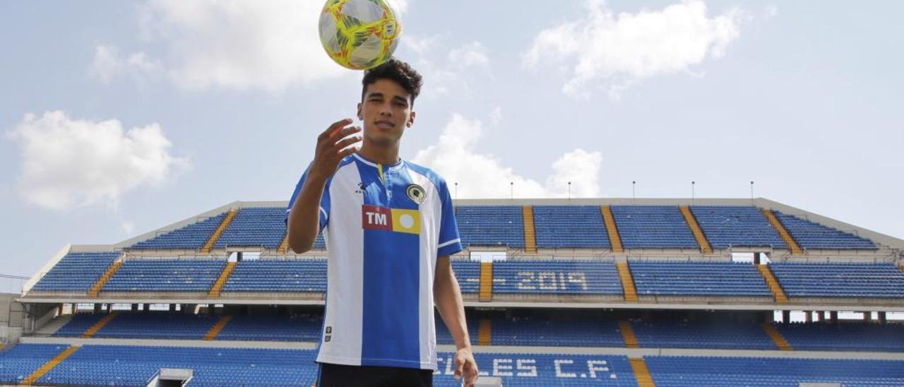 El joven central Teo Quintero, ayer, durante su presentación como herculano.