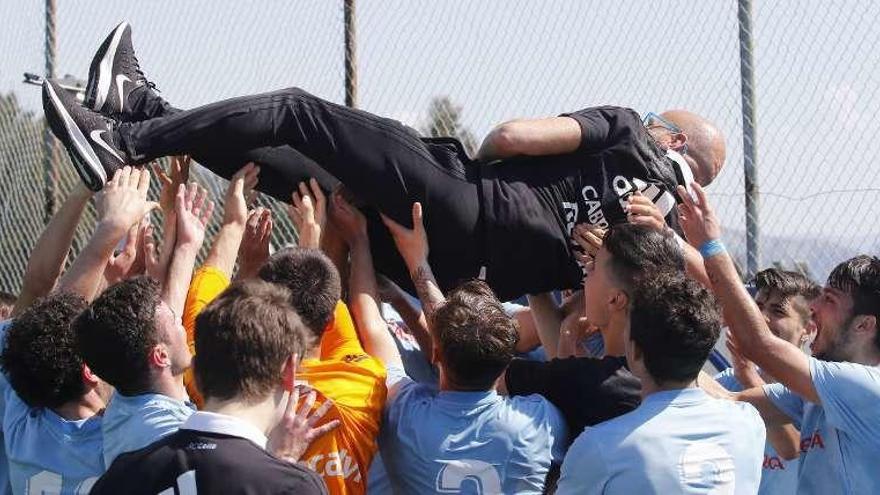 Los jugadores del juvenil mantean a un miembros del cuerpo técnico celebrando el título liguero. // Alba Villar