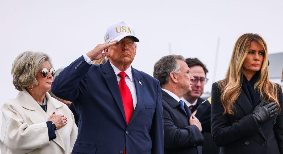 Donald Trump en el homenaje a los soldados fallecidos con una gorra de Estados Unidos