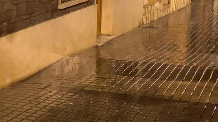 El agua, cuando llueve, se acumula contra las fachadas de las casas de la calle Castillo de Loarre