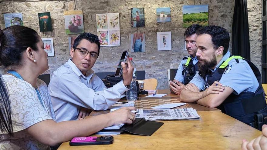 El vicecònsol, en una reunió amb la Policia Local de Girona juntament am Guadalupe Sandoval, subdirectora de Supervisió Consolar.