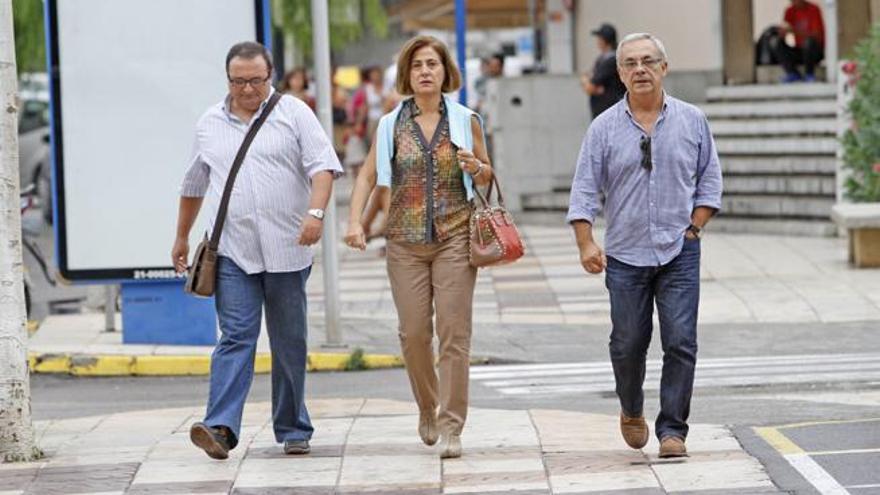 Santiago Pizarro, Lurdes Costa y Vicent Torres llegan juntos a los juzgados.