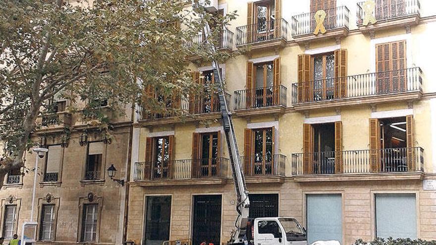 Una brigada municipal en el acceso por Santa Eulàlia.