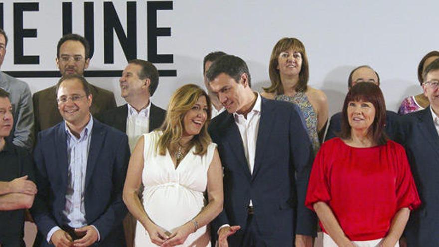 Sánchez, con Díaz y otros dirigentes, en una foto de archivo.