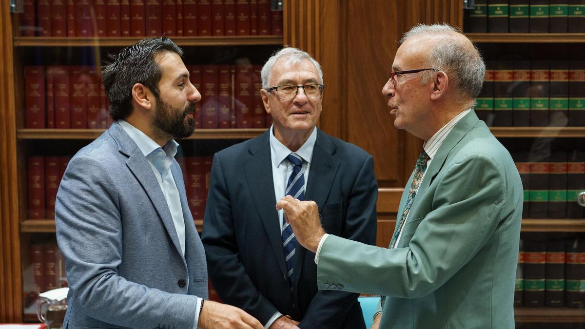 Jesús Sánchez Ruano (i) conversa con Salvador Miranda (c) y el diputado socialista Manuel Hernández.