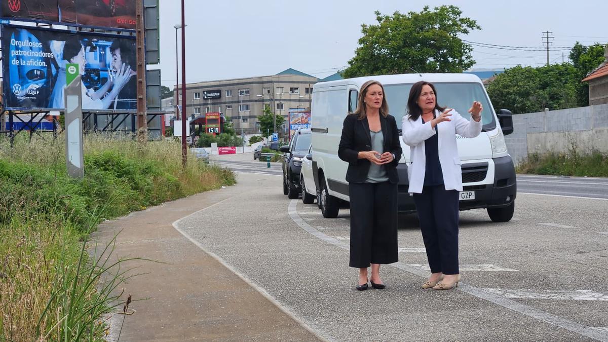 Luisa Sánchez y Ana Ortiz, en la zona de Ricardo Mella en la que se habilitará una nueva rotonda.