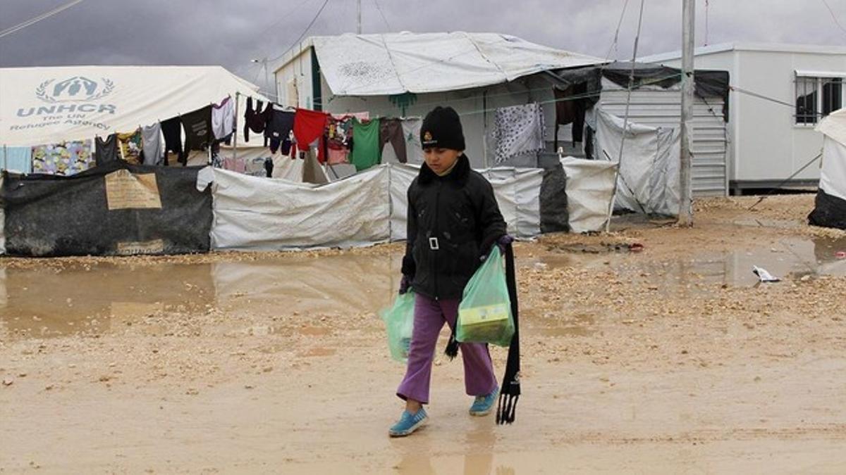 Un niño refugiado sirio camina por el campo de refugiados de Zatari en Mafraq (Jordania), este jueves.