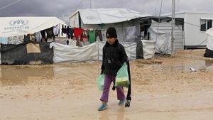 Un niño refugiado sirio camina por el campo de refugiados de Zataari, en Jordania.