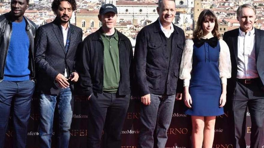 Hanks, en el centro, con el resto del elenco y el escritor. // Efe