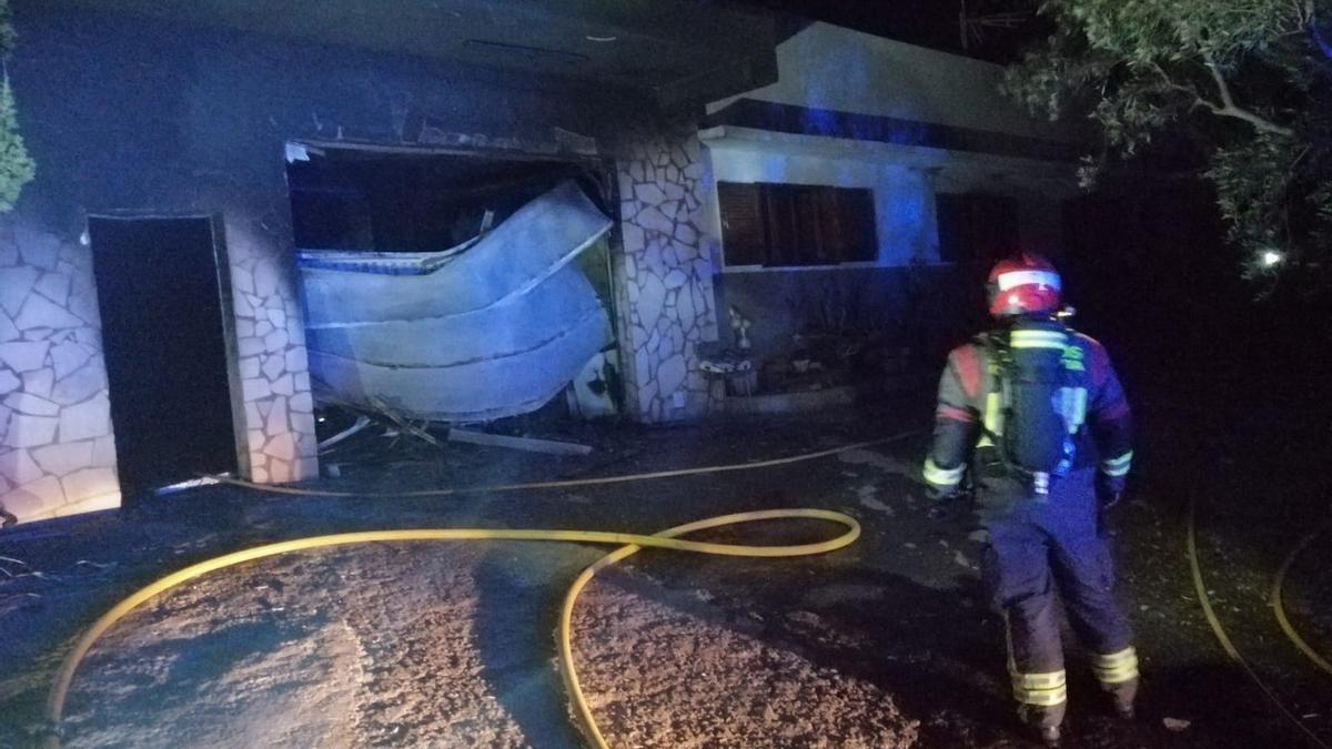Imagen del garaje de la casa afectada por el incendio en el barrio de Piletas, Agaete, durante la madrugada de este viernes.