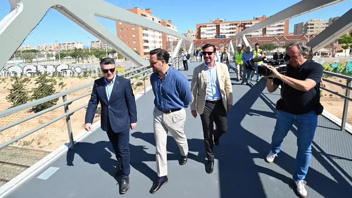 El bipartito de Elche abre ya la pasarela sobre las vías del tren en Altabix y prepara una fiesta de inauguración