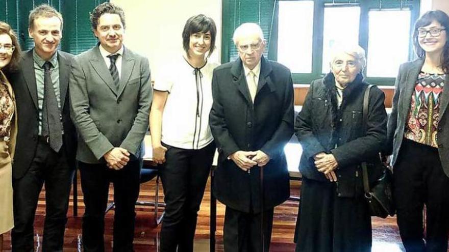 De izquierda a derecha, María Encina Cortizo, Marcos Andrés, Francisco Giménez, la doctoranda Cinthya González, el maestro Cristóbal Halffter, su esposa, María Manuela Caro, y Miriam Perandones.