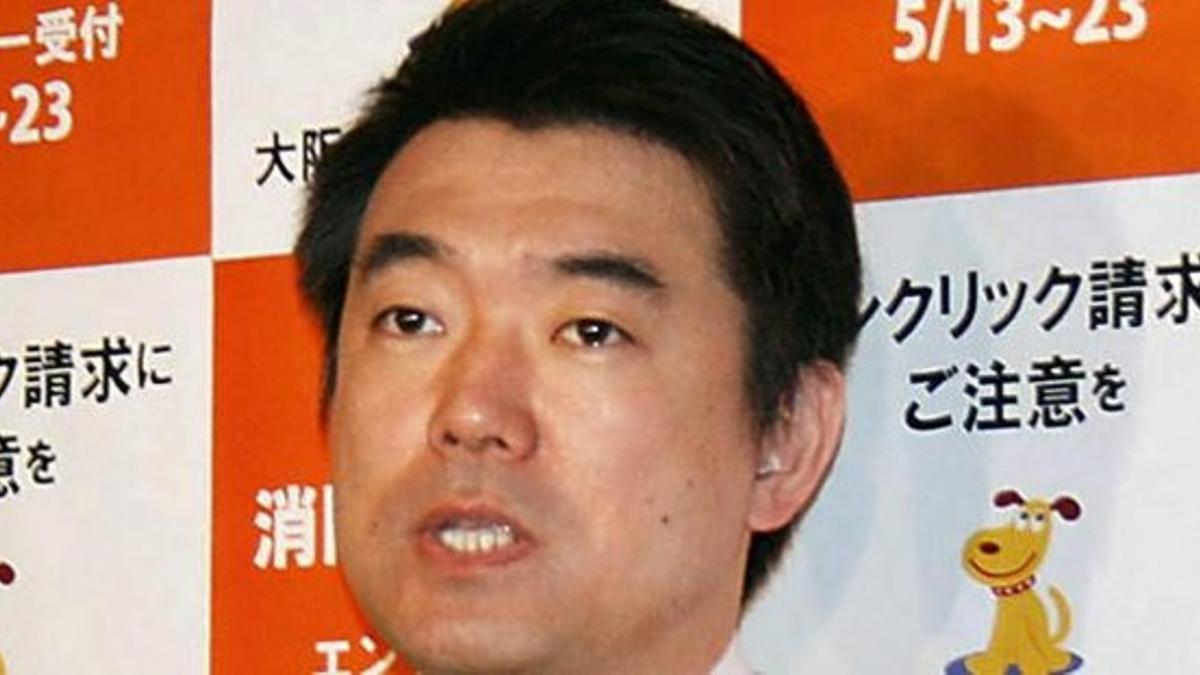 Hashimoto responde a las preguntas de la prensa en el Ayuntamiento de Osaka, este lunes.