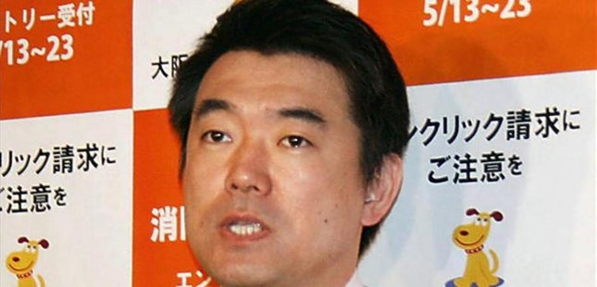 Hashimoto respon a les preguntes de la premsa a l’Ajuntament d’Osaka, aquest dilluns.