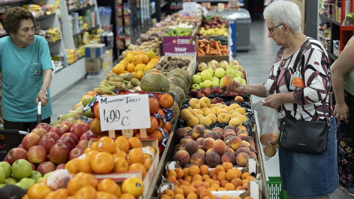 Clientela en una frutería del barrio del Carmel de Barcelona .