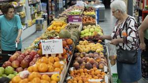 Clientela en una frutería del barrio del Carmel de Barcelona .