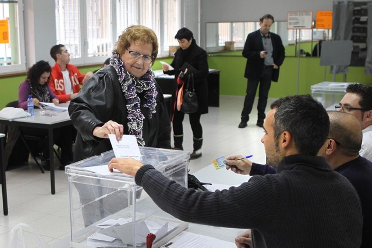 Electores acuden a votar en Figueres.