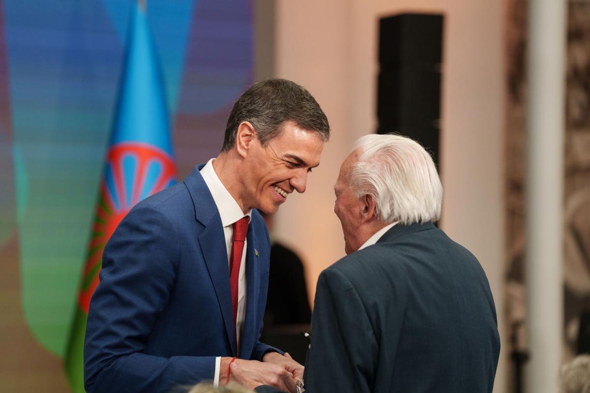 El presidente del Gobierno, Pedro Sánchez (i), y el exeurodiputado, Juan de Dios Ramírez Heredia (d), durante el acto de homenaje al pueblo gitano con motivo del 600 aniversario de su llegada a España, en el Complejo de la Moncloa, a 21 de febrero de 2026, en Madrid (España). El acto, titulado ‘GELEM, GELEM’, ha reunido a personalidades de la cultura, la política, la universidad y la acción social para reivindicar la lucha por la igualdad de derechos del pueblo gitano y su riqueza cultural. 21 FEBRERO 2026 Matias Chiofalo / Europa Press 21/02/2026. Pedro Sánchez;Juan de Dios Ramírez Heredia;Matias Chiofalo;