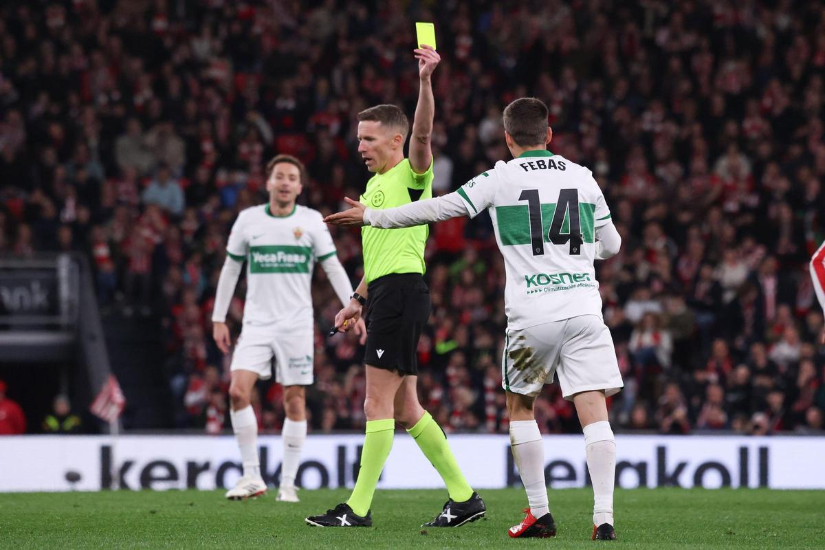 José Hernández muestra la amarilla a Aleix Febas durante el partido contra el Athletic.