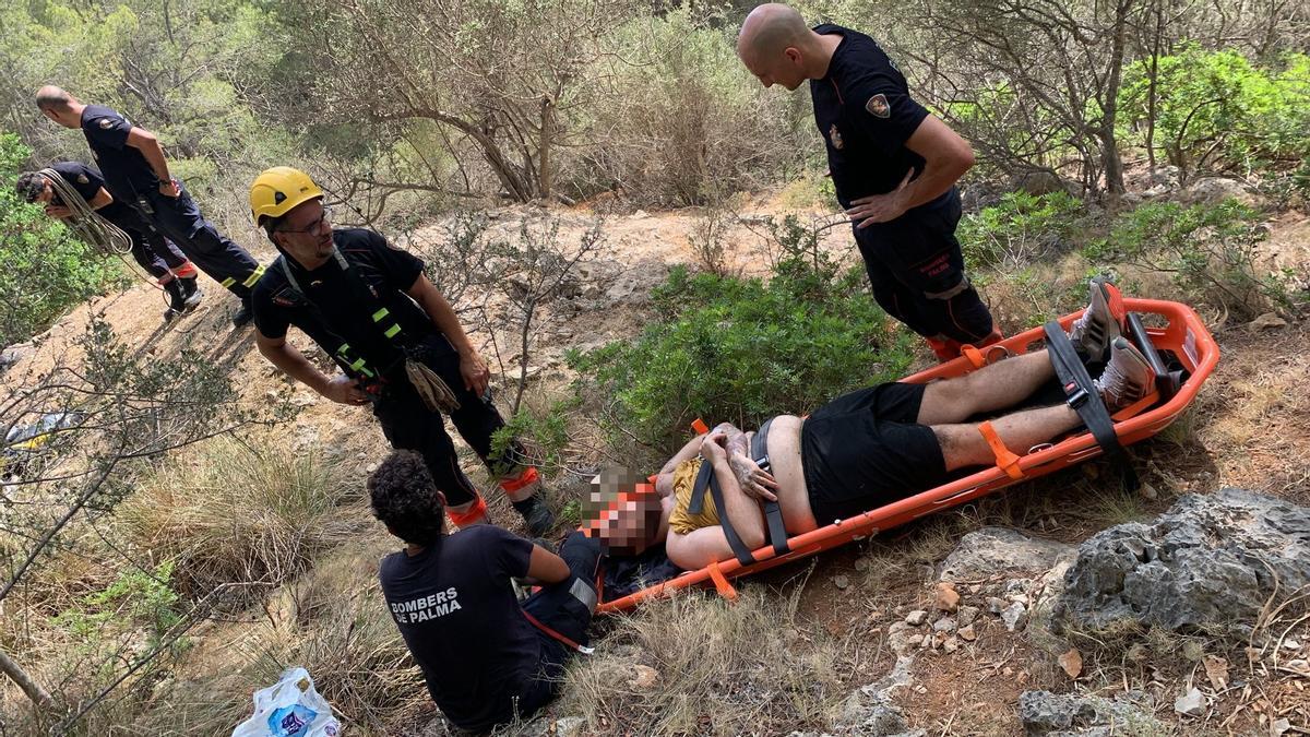 Bombers de Palma llevan al helicóptero al joven afectado por el golpe de calor.