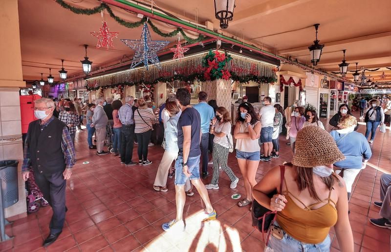 Mercado de Santa Cruz. Compras para la cena de Nochevieja