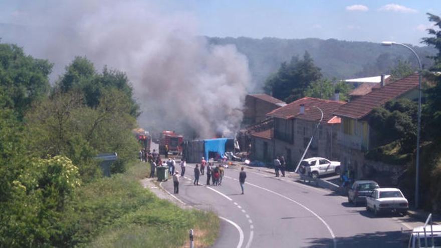 Un camión se incendia tras chocar contra una casa en Maside