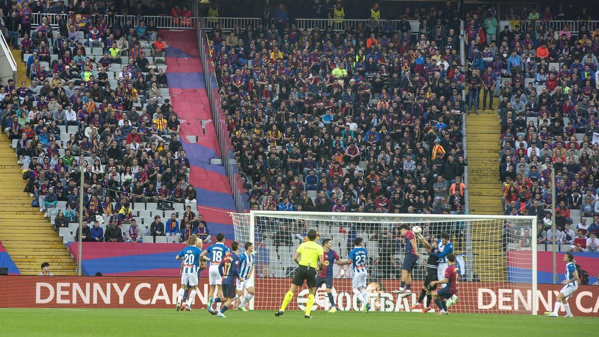 La grada de animación en silencio al inicio del derbi de la liga entre el FC Barcelona y el RCD Espanyol en el estadio Lluis Companys