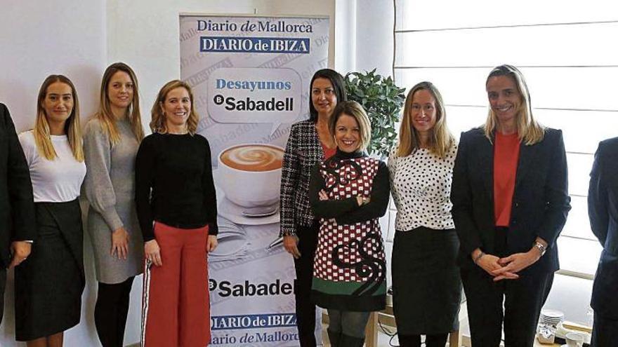 De izquierda a derecha, Pedro Ballester, director regional Baleares Sur de Banco Sabadell; Rosina Batle, administradora, Asesoría Jurídica y Dirección General de Mar Hotels; Vanessa Cabau, directora general de Cabau Hotels y del Hotel Glòria de San Jaume; Begoña Amengual, directora general de Mac Hotels y Pure Salt Luxury Hotels; Elvira Martínez, directora de Negocio Turístico, Dirección Territorial Este (Valencia, Castellón y Balears) de Banco Sabadell; Maria Ferrer, directora de Diario de Mallorca; Ana Martorell, directora de Banca de Empresas Balears de Banco Sabadell; María Frontera, presidenta de la Federación Empresarial Hotelera de Mallorca (FEHM), y José Manuel Atiénzar, director general de Balears de Prensa Ibérica.