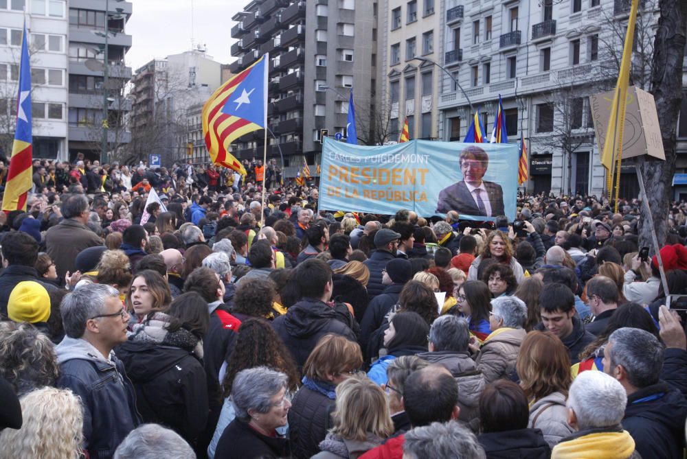 Milers de persones clamen per la llibertat de Puigdemont davant la subdelegació del govern de Girona