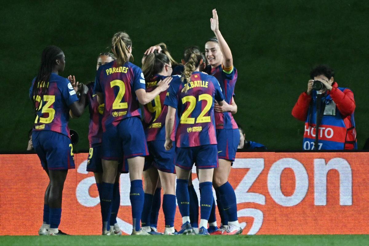 Las futbolistas del Barça, durante su último triunfo ante el Real Madrid en el Di Stéfano.