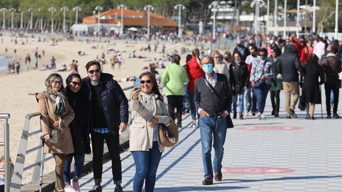 El paseo de Samil se llenó por el buen tiempo en el primer festivo de Semana Santa