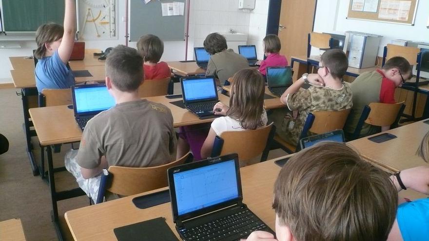 Imagen de archivo de escolares en el aula con el ordenador