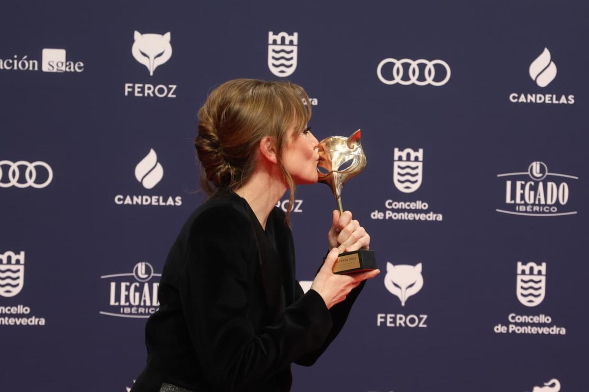 La actriz Nagore Aramburu posa con el premio a ´Mejor actriz de reparto en cine´ por su trabajo en ´Los domingos´