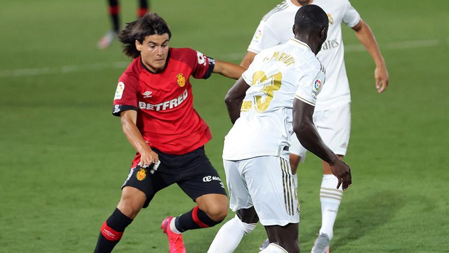 Luka Romero frente a Mendy durante su debut en Primera contra el Real Madrid.