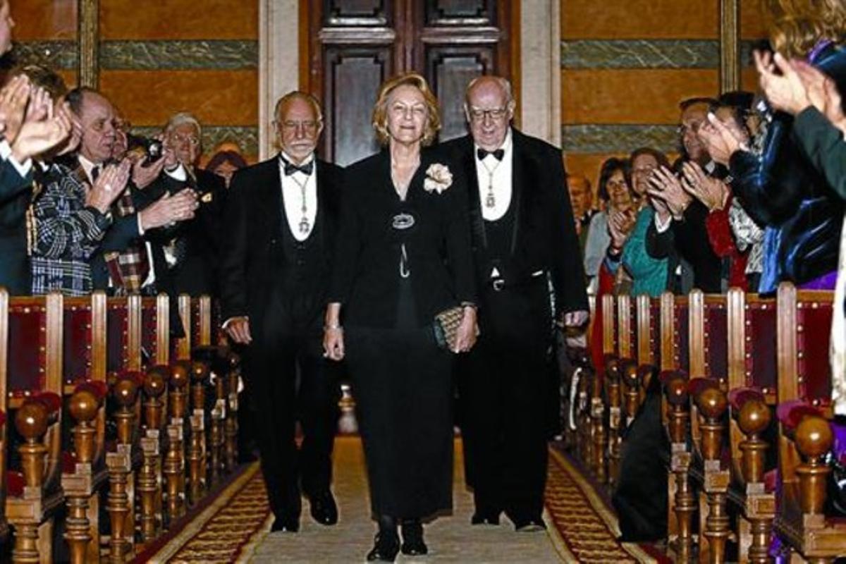 Soledad Puértolas, flanquejada pels acadèmics José María Merino (esquerra) i José Luis Borau, ahir.