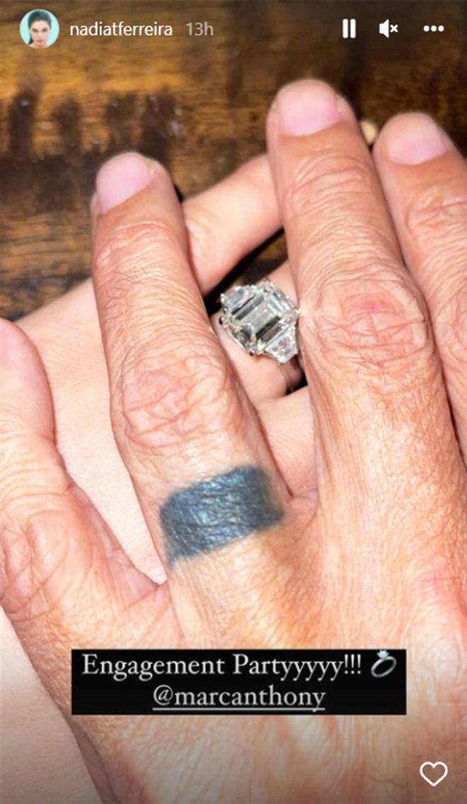 Nadia Ferreira con el anillo de compromiso de Marc Anthony