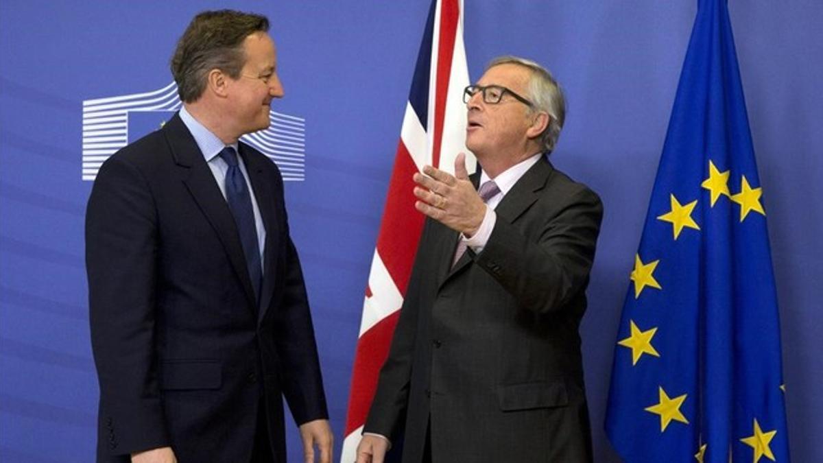 David Cameron y Jean-Claude Juncker, en Bruselas.