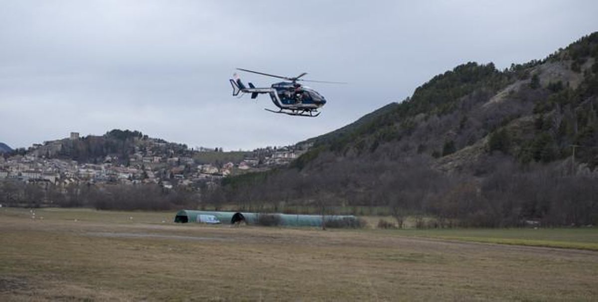 Els equips d’emergència sobrevolen la zona de Seynes-les-Alpes al reprendre les tasques de rescat.