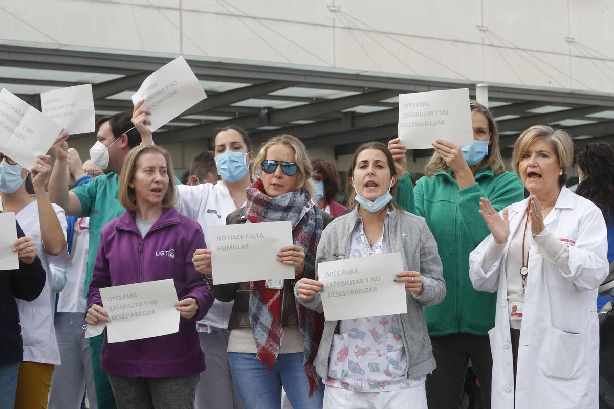 Concentración a las puertas de La Fe en protesta por la complejidad de la oposición de Enfermería.