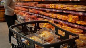 Sección de carnicería en un supermercado de Barcelona, con todos los productos envasados en plástico.