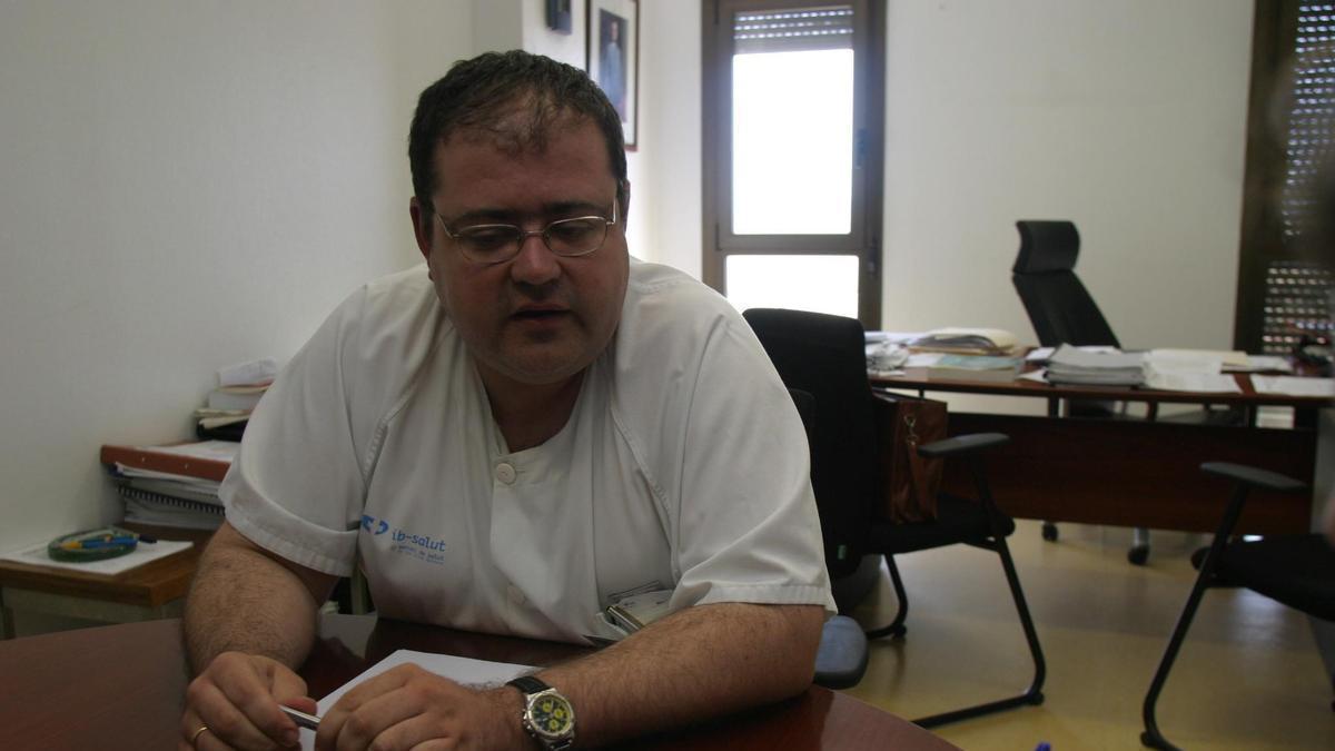 Alejandro Vázquez, en 2004, en su despacho cuando era director médico del hospital de Ibiza.