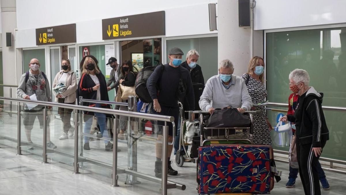 Varios turistas salen de la sala de recogida de equipajes a su llegada al aeropuerto César Manrique de Lanzarote, en una una imagen de archivo