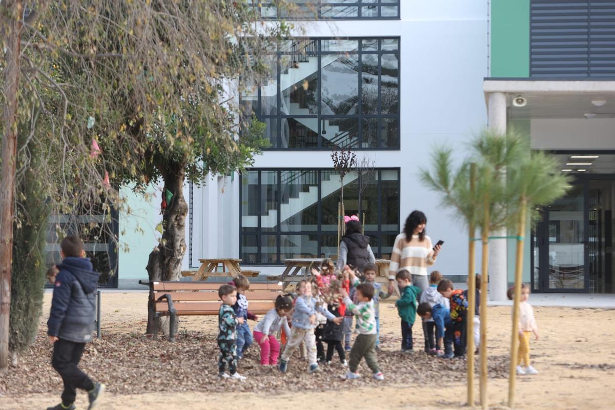 Niños jugando en el patio.